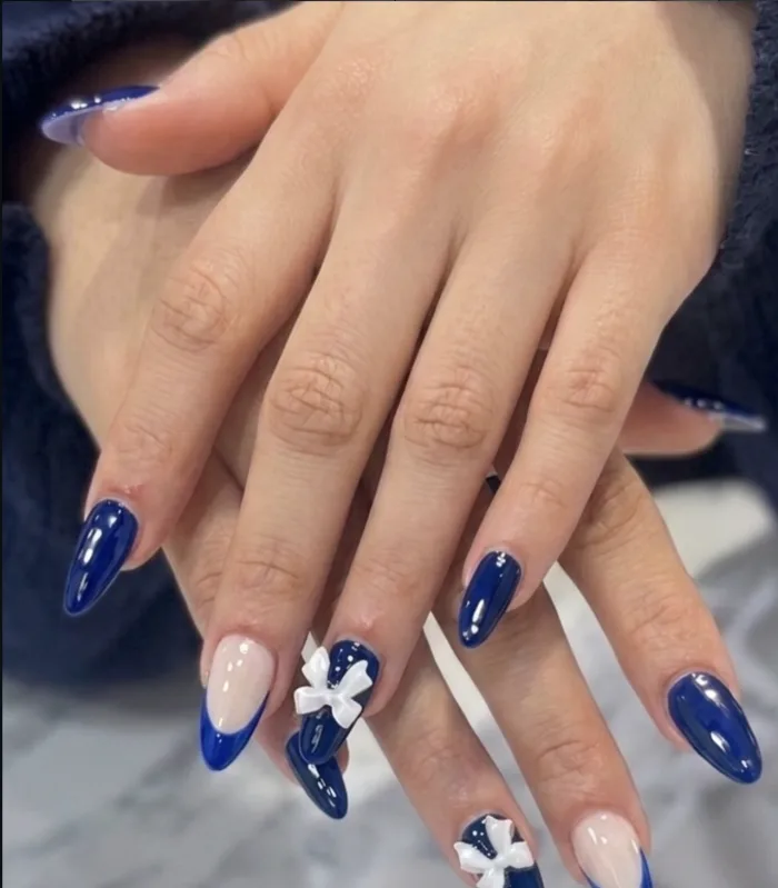 Nail art bleu nuit avec noeud