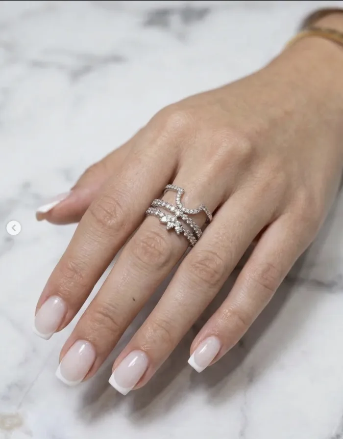 Ongles naturels avec bague