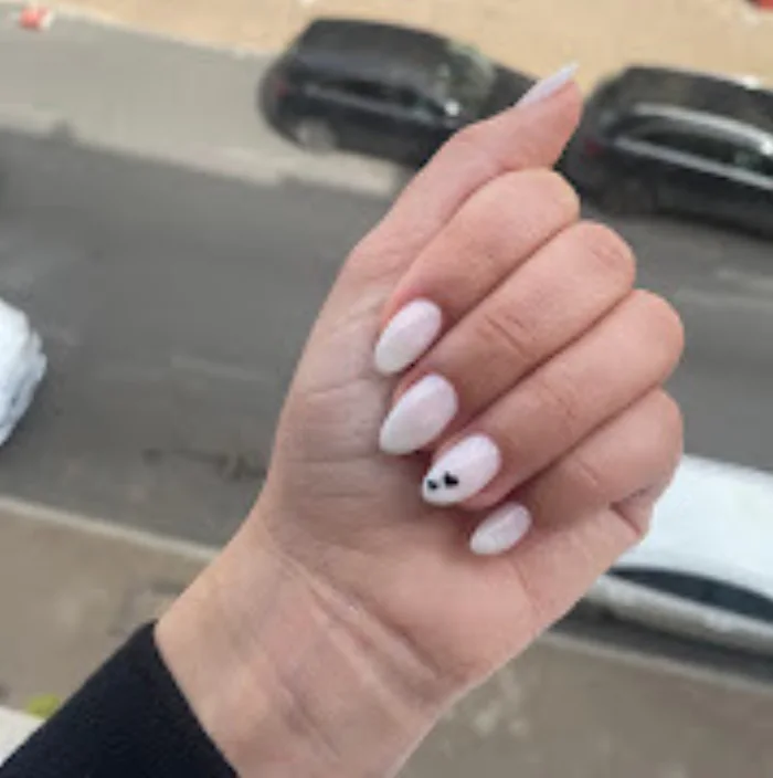 Manucure blanche avec petit coeur