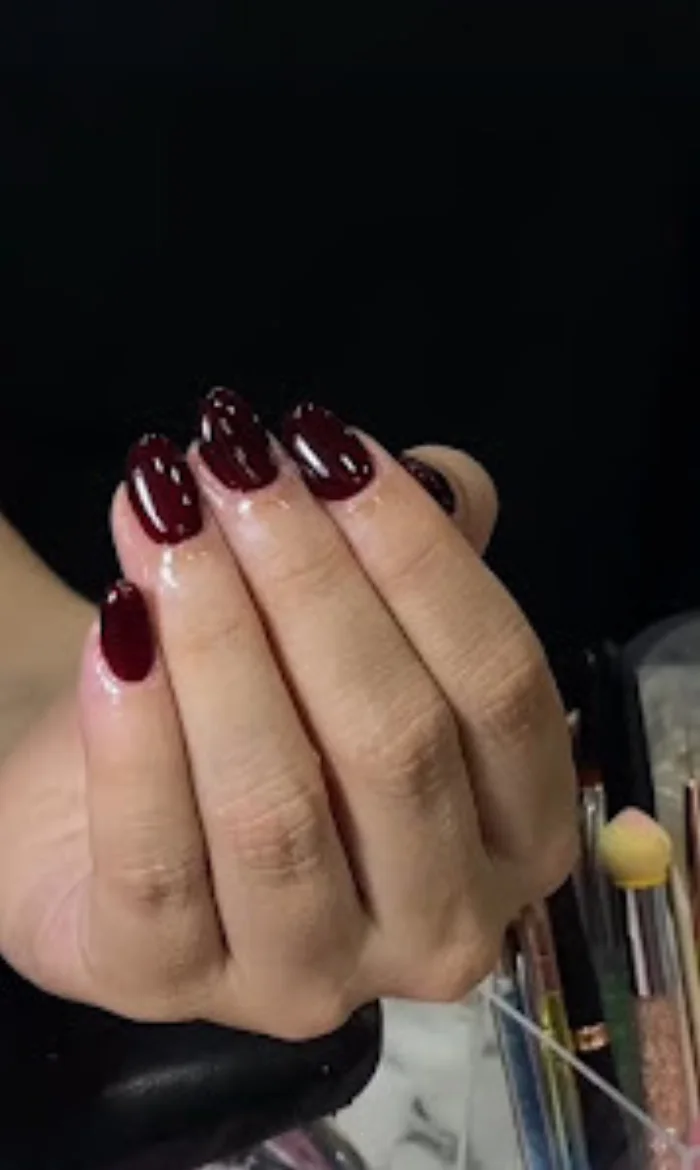 Ongles bordeaux effet chrome