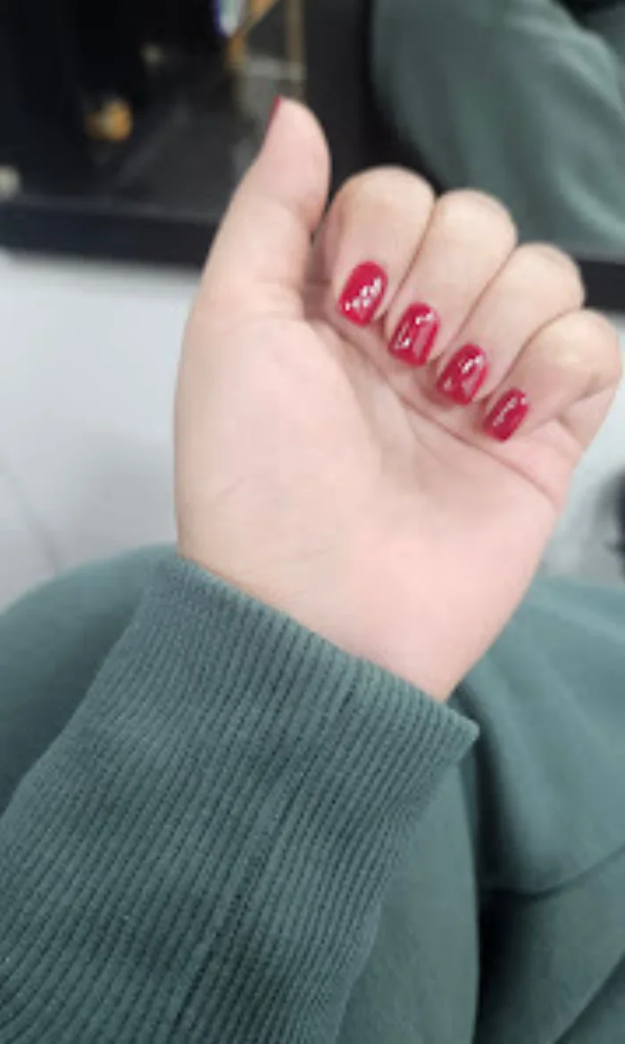 Manucure rouge sur ongles courts