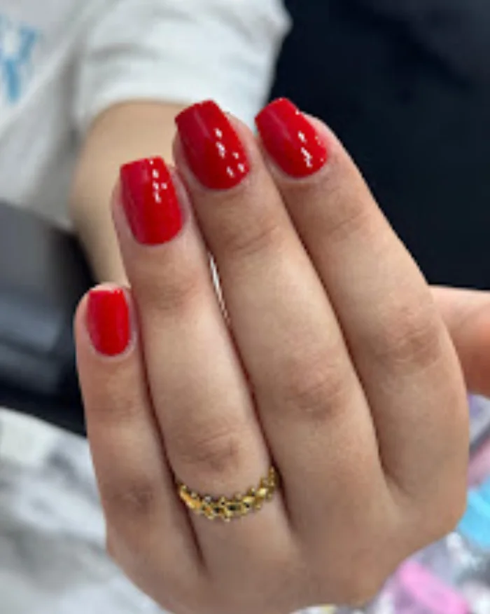 Manucure rouge vif