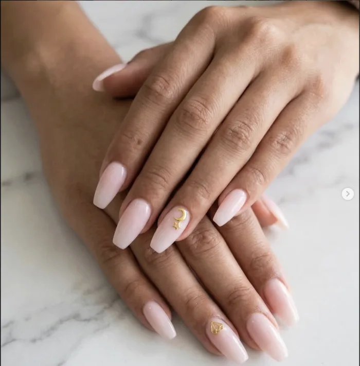 Gainage et ongles nude avec détail doré