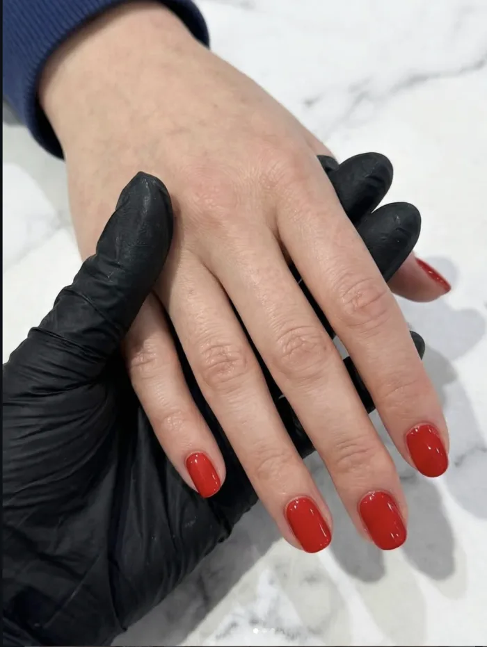 Manucure classique rouge
