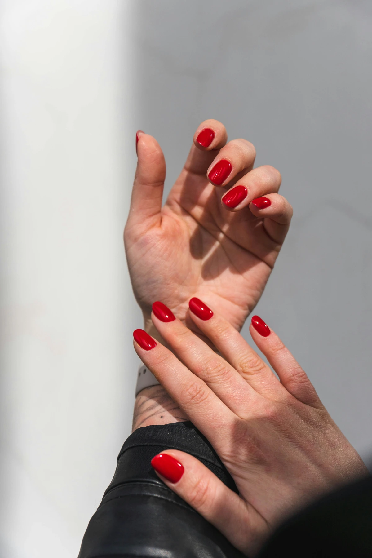 Mains aux ongles rouges soignés à The Blush Nail Bar